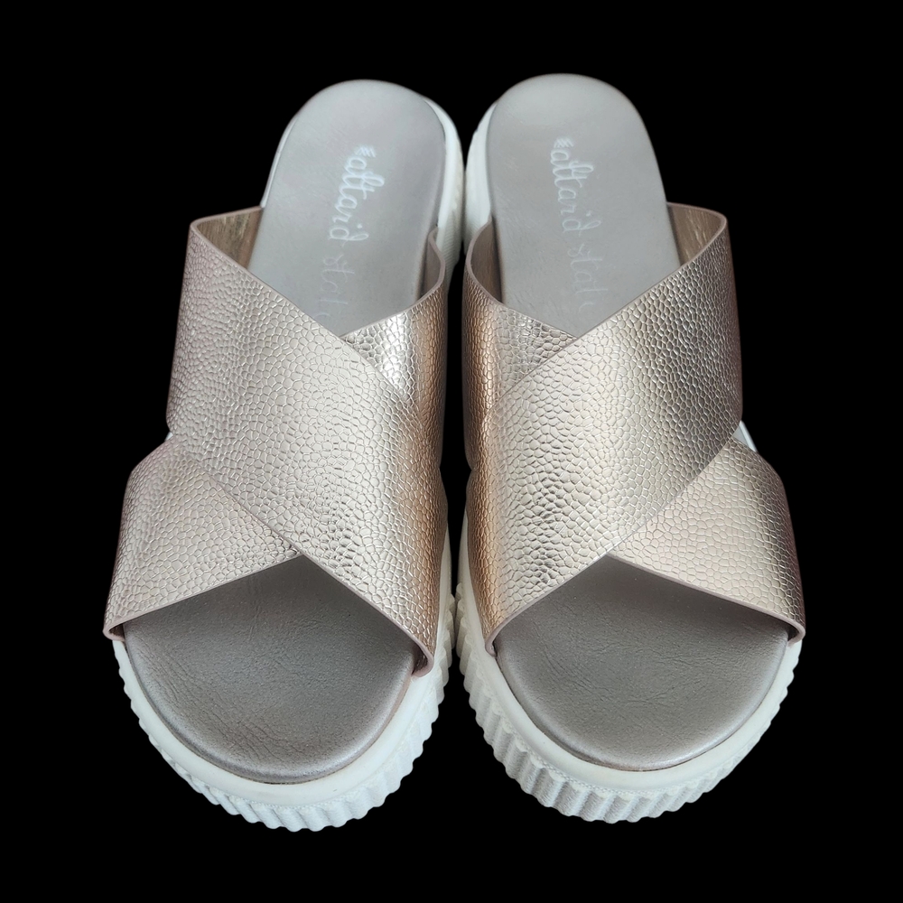 Altar'd State Leslie Rose Gold Metallic Slide Platform Sandals, Size 7, Like New